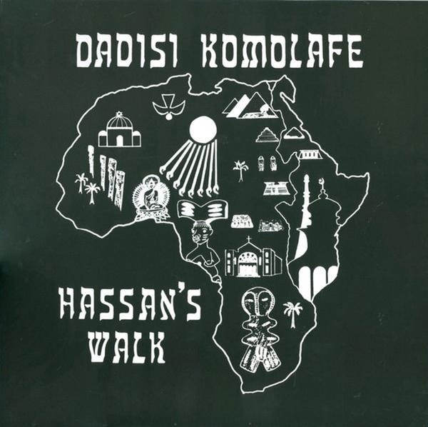 Afrika térképe illusztrációkkal, a 'DADISI KOMOLAFE' és a 'HASSAN'S WALK' szavakkal. Fehér rajzok sötétzöld háttéren.