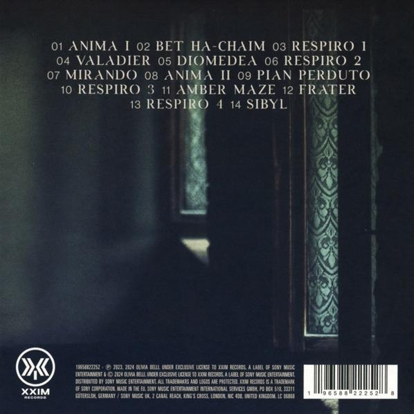CD-Cover mit Titelliste. Hintergrund ist ein Fenster mit Blick auf ein Gebäude.