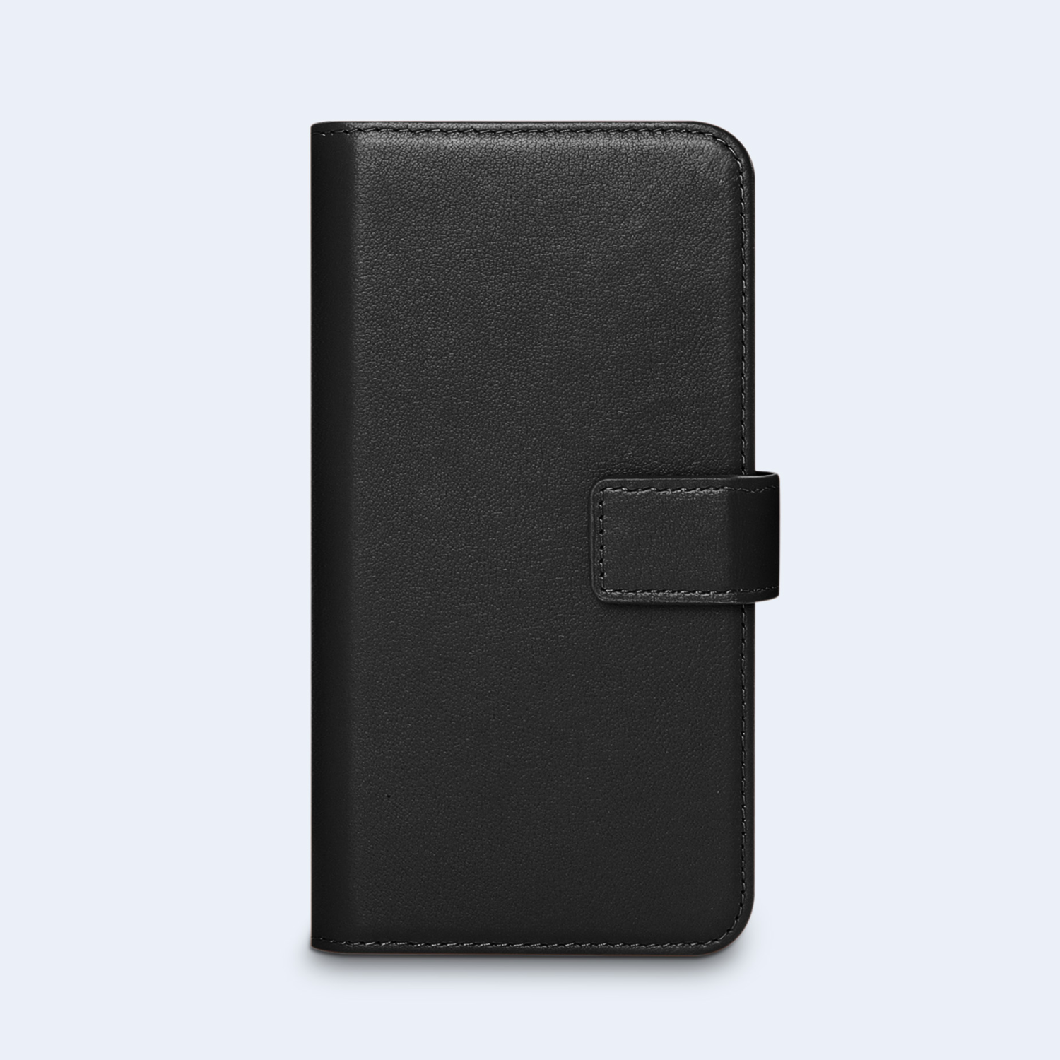Een zwarte leren telefoonhoes, afgesloten met een flap en een sluiting op een lichte achtergrond.