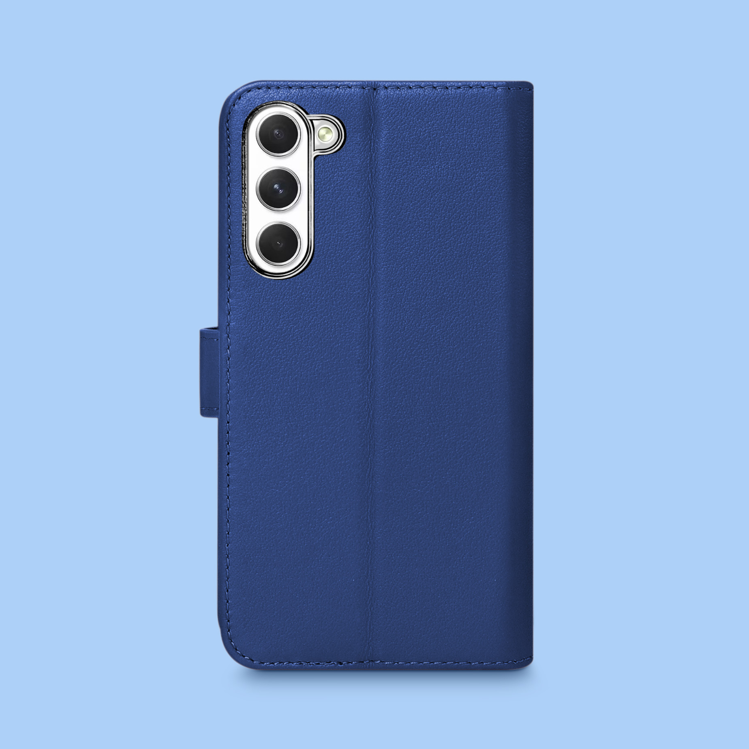 Blauwe telefoonhoes met drievoudige camera-uitsparing, gesloten. Blauwe achtergrond.