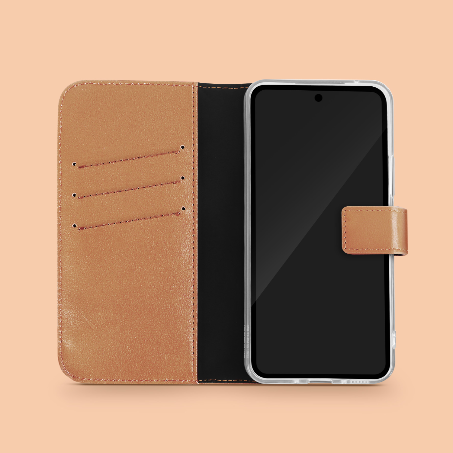 Open bruine leren telefoonhoes met kaartsleuven en een telefoon met zwart scherm en een doorzichtige hoes.
