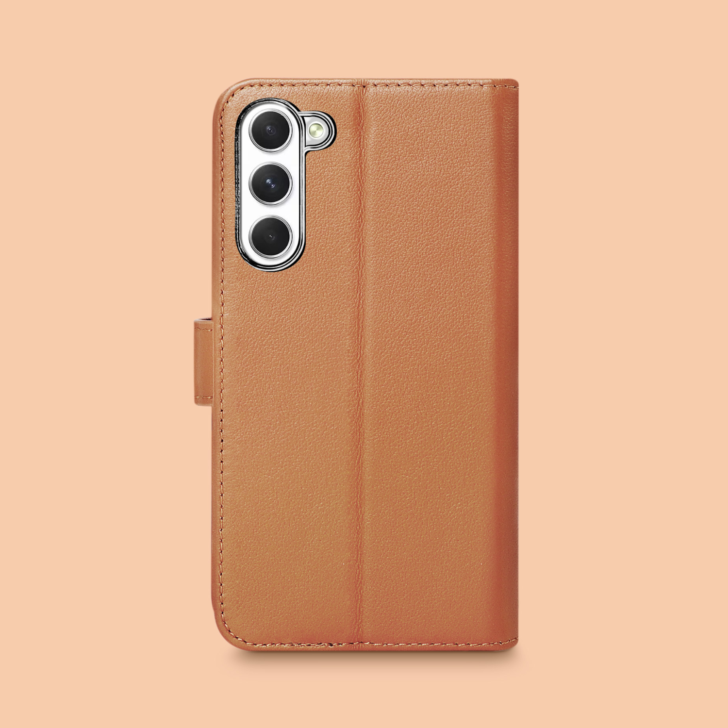 Telefoonhoes, bruin leer, portemonnee-stijl, met een telefoon. Perzik achtergrond.