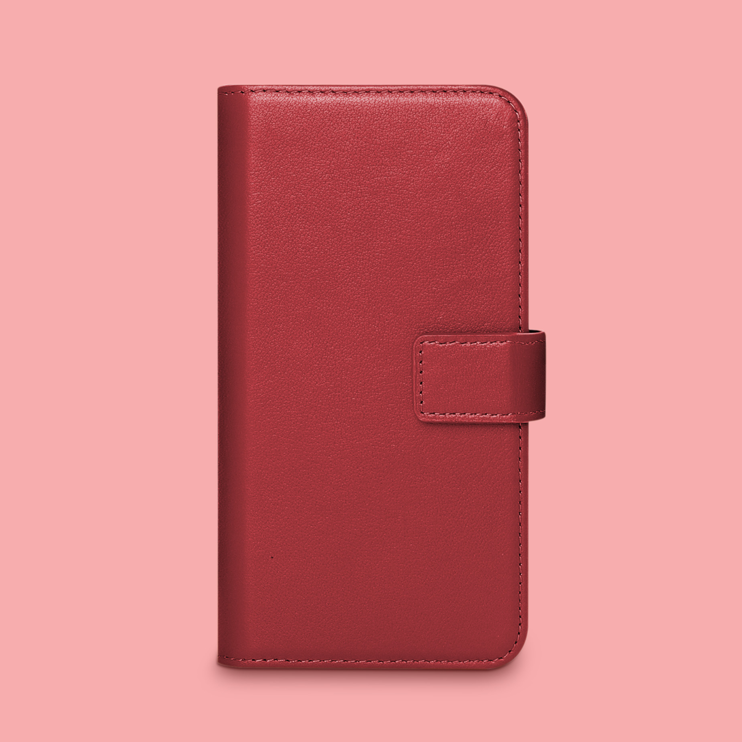 Rode leren telefoonhoes met sluiting op roze achtergrond.