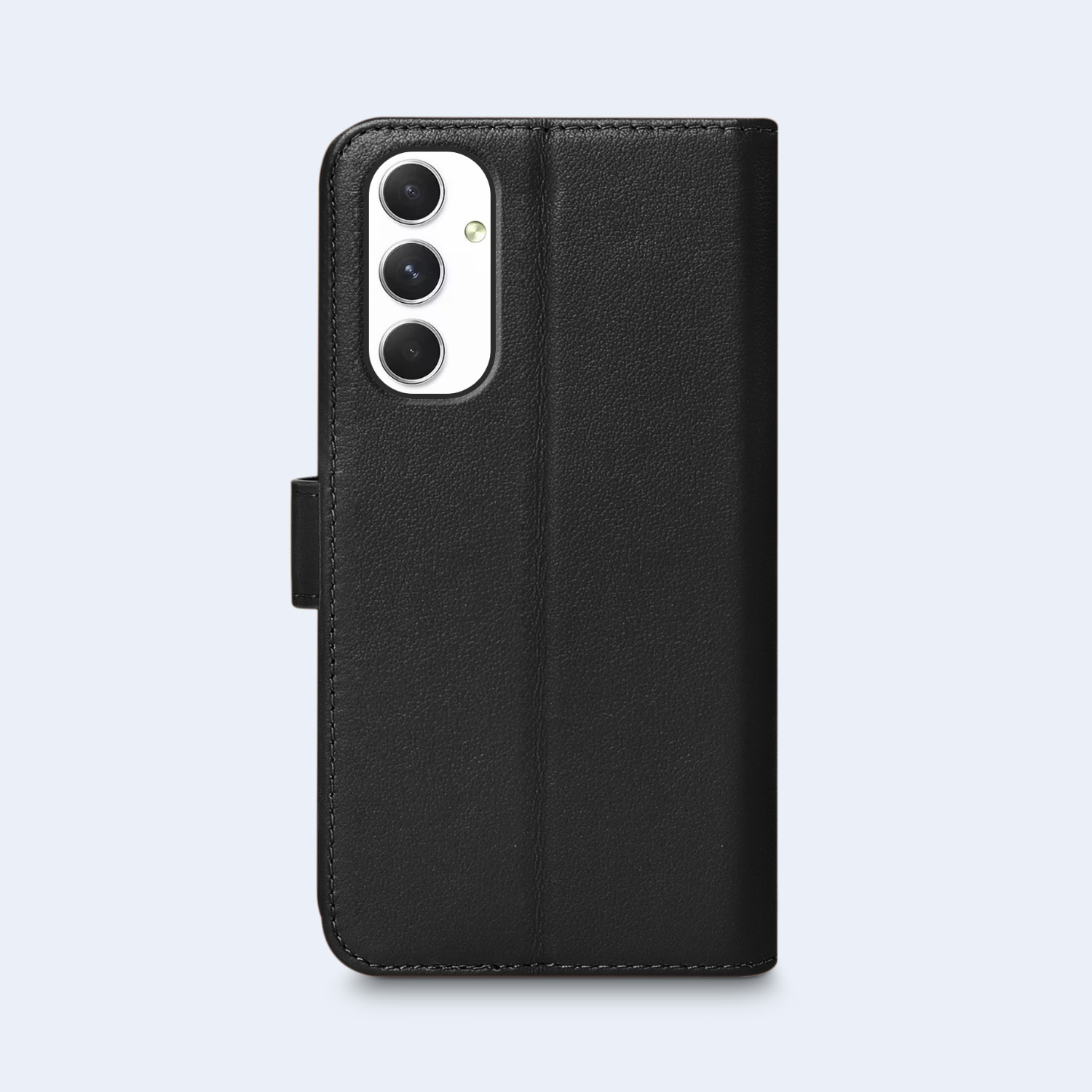 Zwarte leren telefoonhoes, gesloten, met drie camera's, op een lichtblauwe achtergrond.