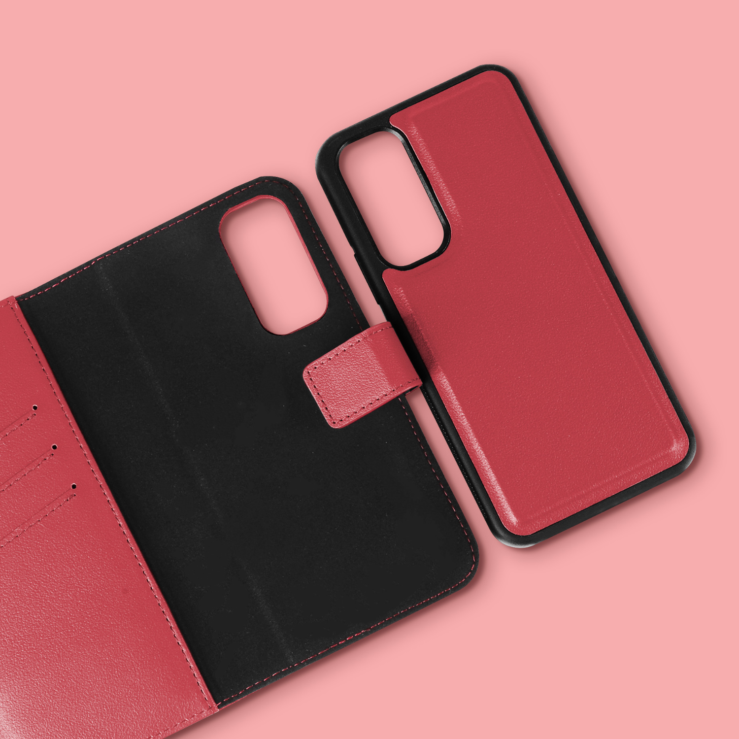 Rode en zwarte telefoonhoes, open op roze achtergrond, interieur zichtbaar.