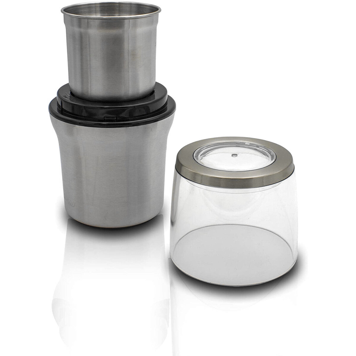 Młynek ze stali nierdzewnej i przezroczysty plastikowy pojemnik na białym tle.