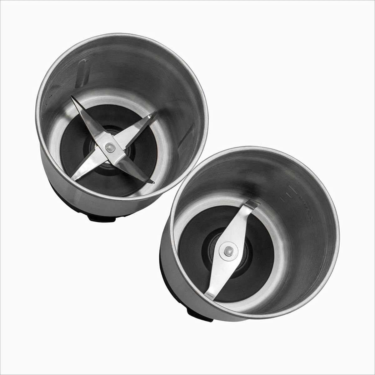 Dwie misy do szlifowania ze stali nierdzewnej z ostrzami. Ujęcie z góry na białym tle.