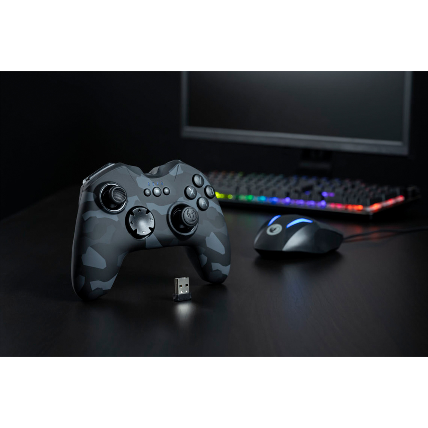 Un controller mimetico grigio e nero, un mouse nero e un ricevitore USB su una superficie scura.