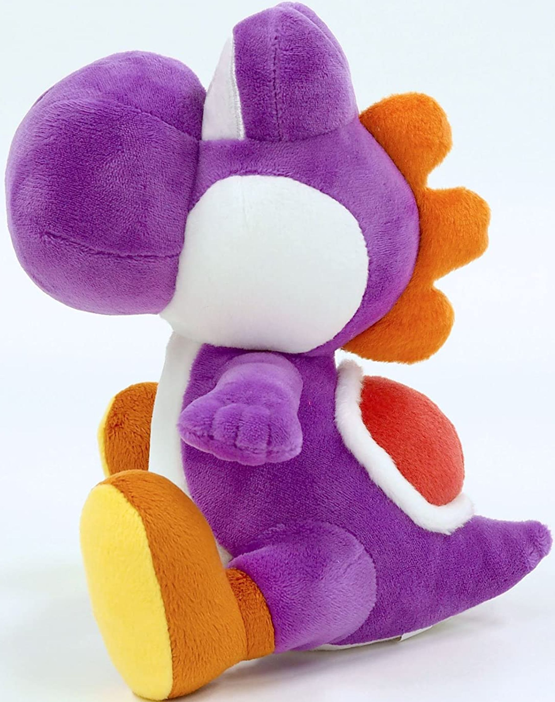 Ein lila Yoshi-Plüschtier. Es hat orange und rote Details und einen gelben Sattel.
