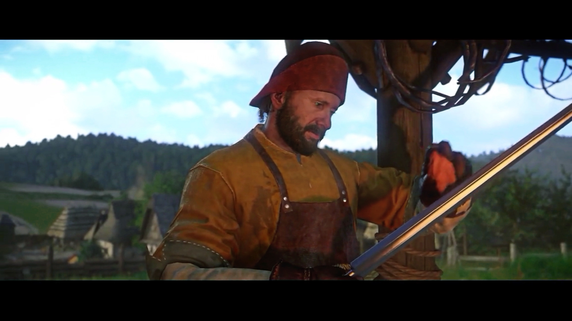 Ein Mann in einer orangefarbenen Schürze arbeitet im Freien an einem Schwert, in mittelalterlicher Kulisse.