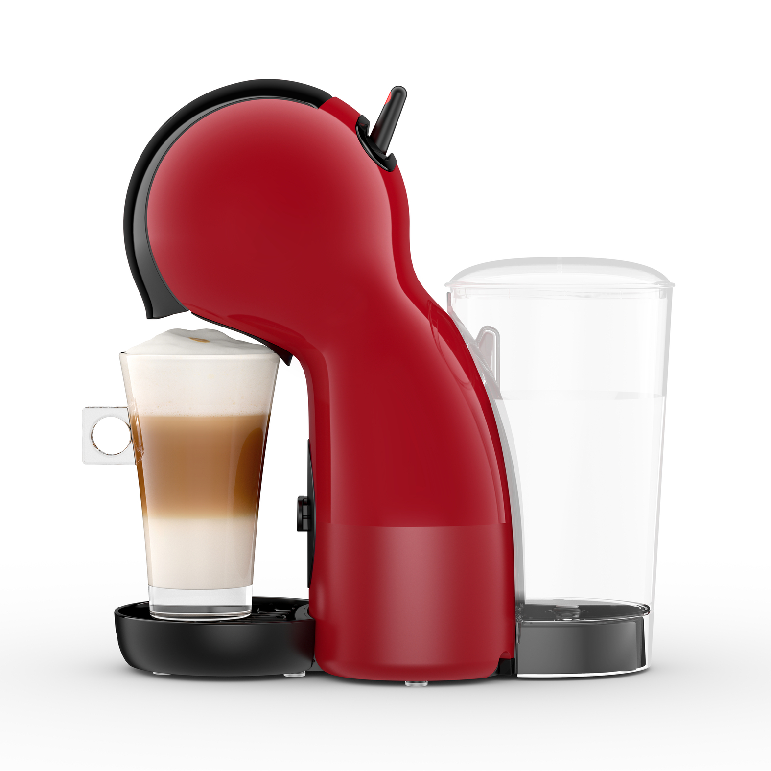 Egy piros kávéfőző egy pohár latte-val és egy víztartállyal fehér háttér előtt.