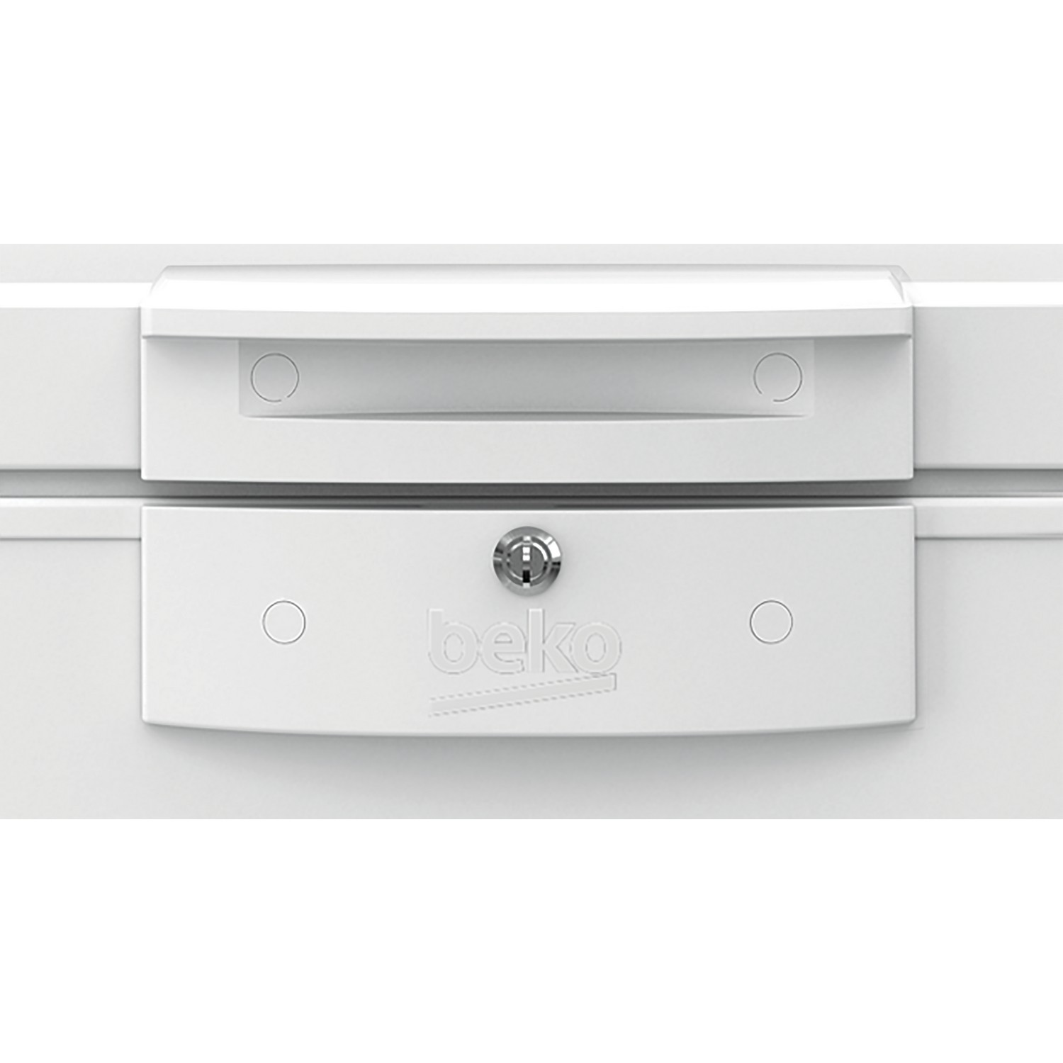 Gros plan sur une porte de congélateur blanche avec le logo beko et une poignée métallique. La porte blanche a une serrure.