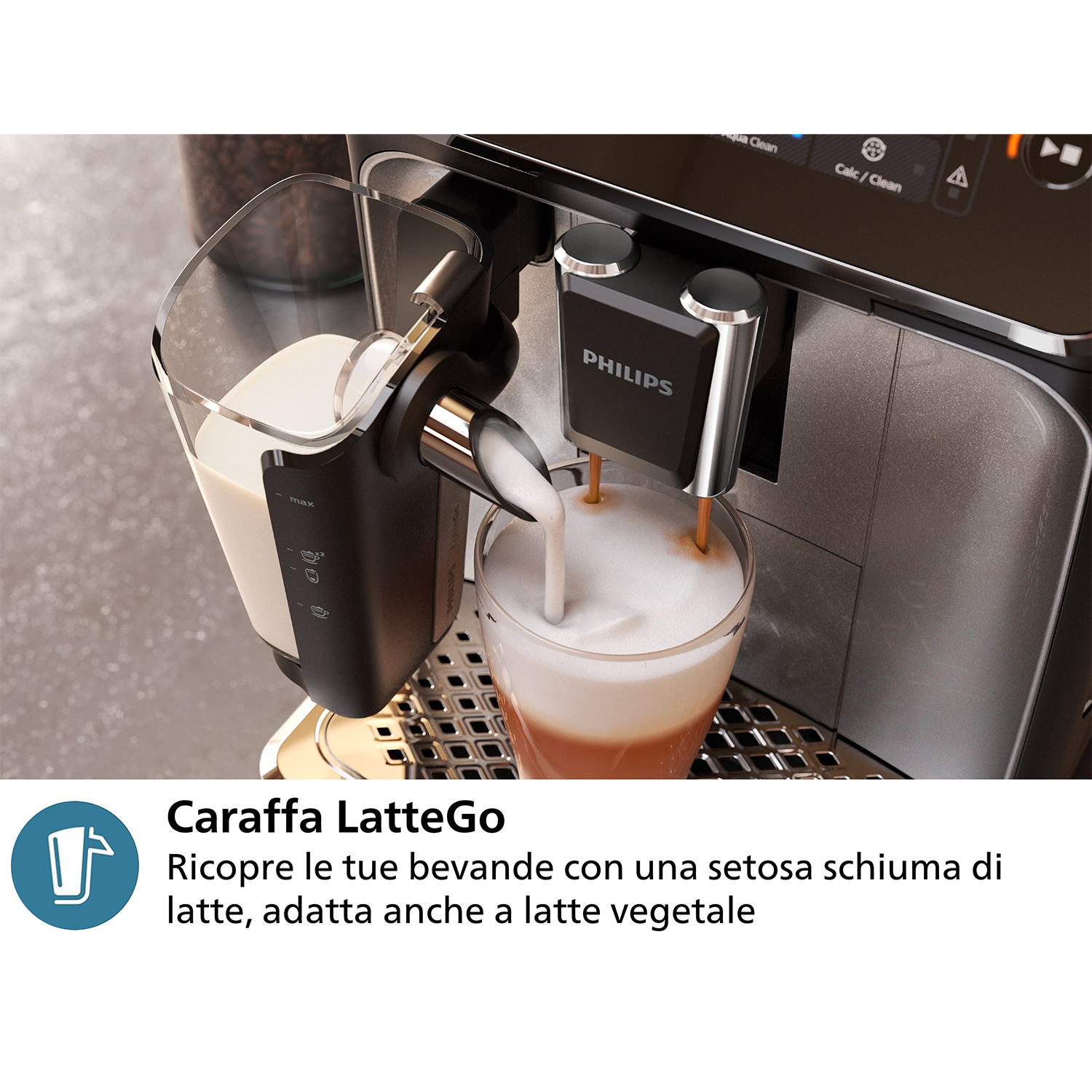 Macchina da caffè. Latte versato in un bicchiere. Vista ravvicinata con testo in basso.