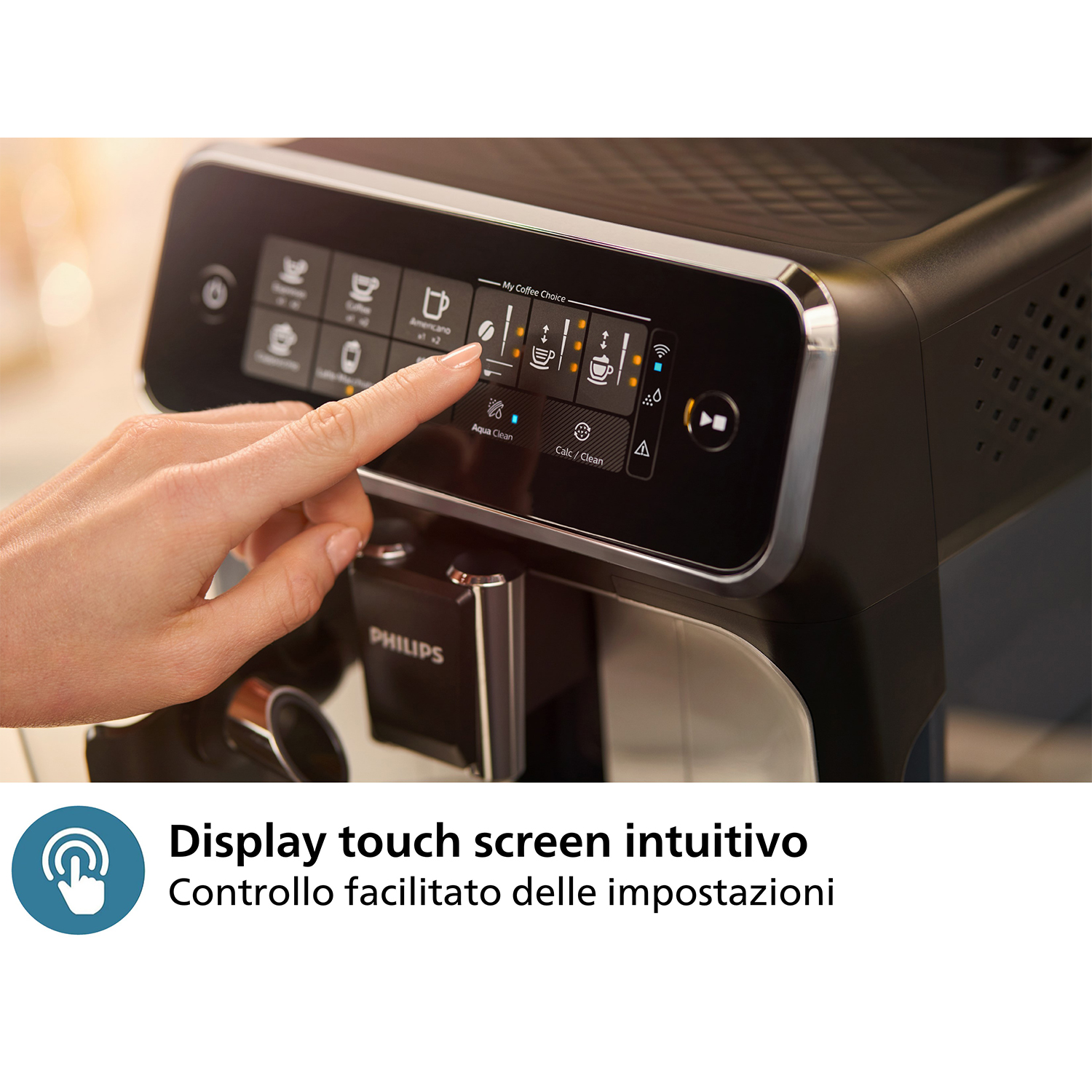 Macchina da caffè con display touchscreen, e una mano che lo tocca.