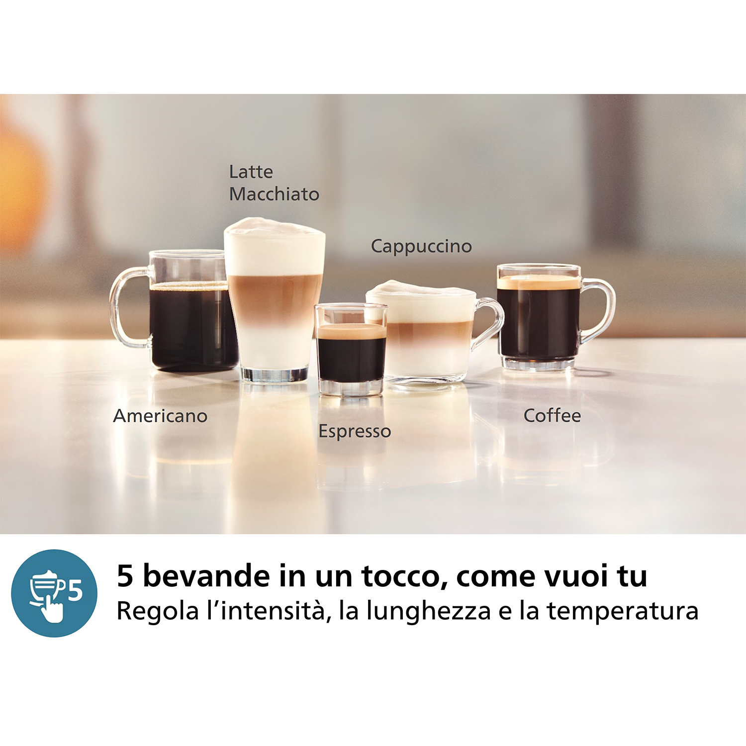 Cinque bevande al caffè: Americano, Latte Macchiato, Espresso, Cappuccino e Caffè. Superficie bianca.