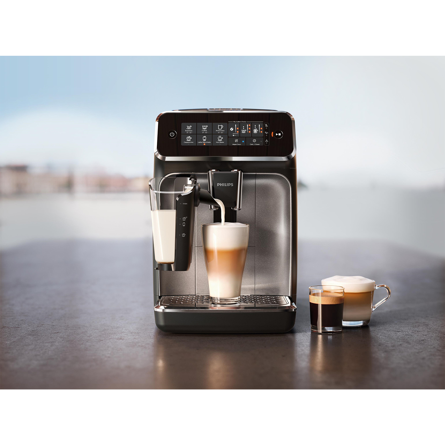 Una macchina da caffè nera e argento con due tazze di caffè e un distributore di latte.