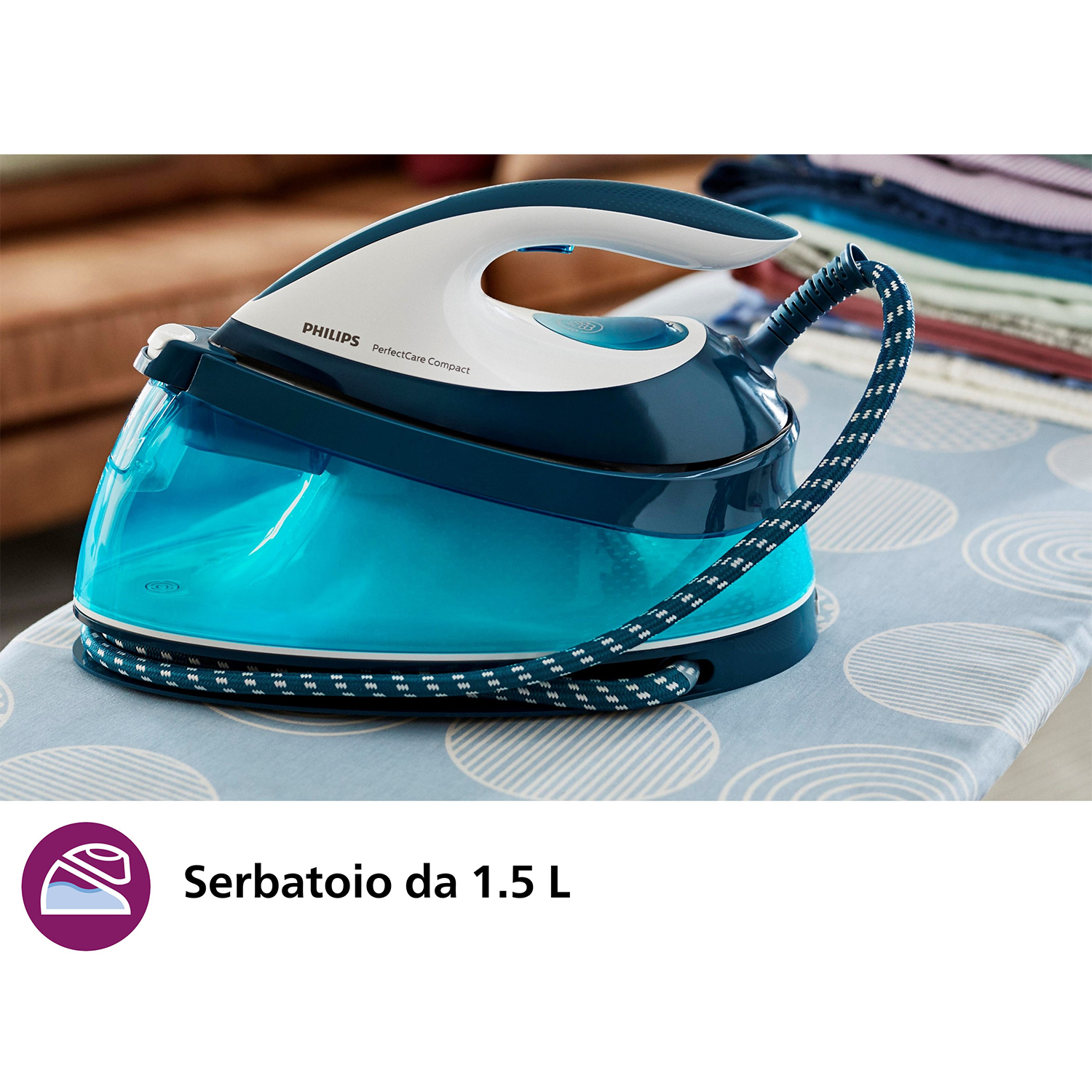 Un ferro da stiro Philips PerfectCare Compact blu e bianco con serbatoio dell'acqua, su un'asse da stiro.