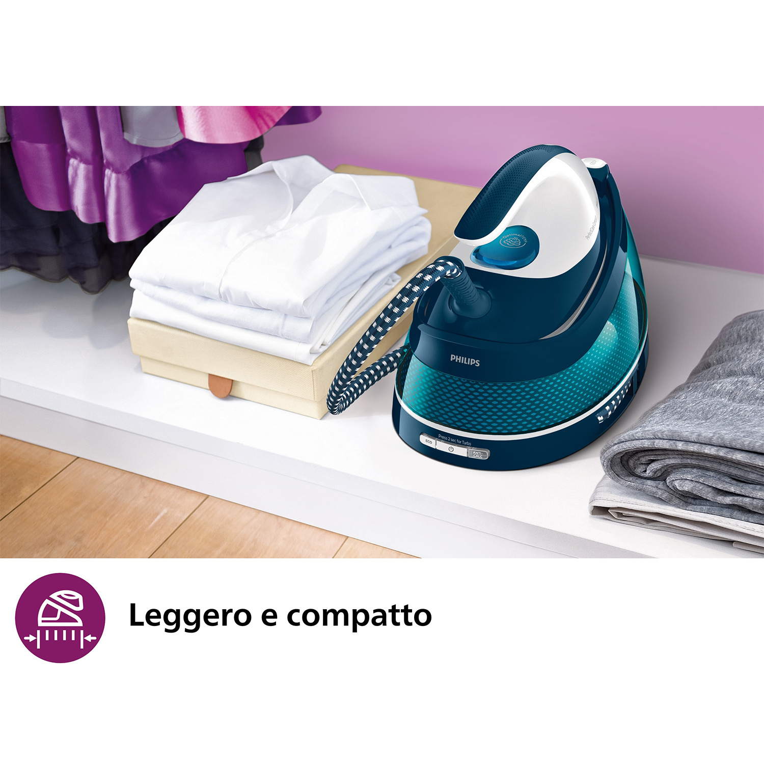 Un ferro da stiro a vapore Philips in un cassetto con vestiti piegati, con il testo 'Leggero e compatto'.
