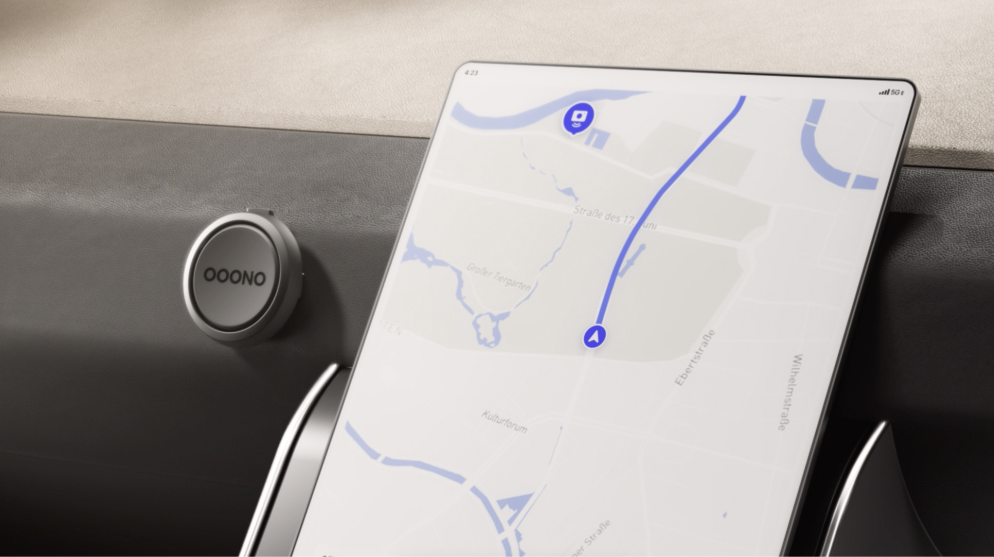 Navigationskarte auf einem Tablet, montiert in einem Auto. OOOO-Taste links.