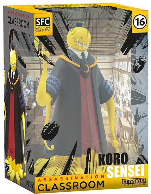 Figurka Koro Sensei w pudełku. Żółty obcy z mackami i szatą, tło klasy.