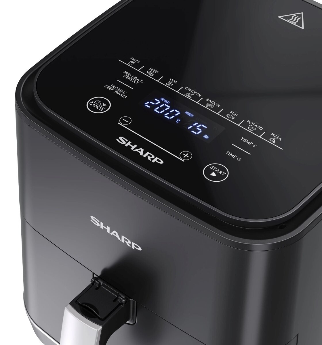 Zbliżenie czarnej frytkownicy powietrznej z cyfrowym wyświetlaczem ustawień i uchwytem.