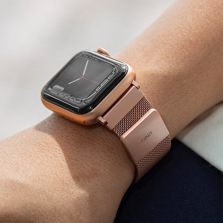Złoty różowy Apple Watch na nadgarstku z paskiem w kolorze różowego złota.