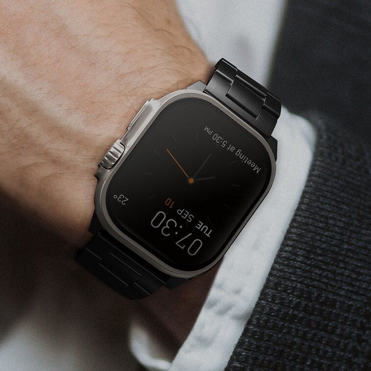 Męski nadgarstek ze smartwatchem pokazującym godzinę i przypomnienie o spotkaniu.