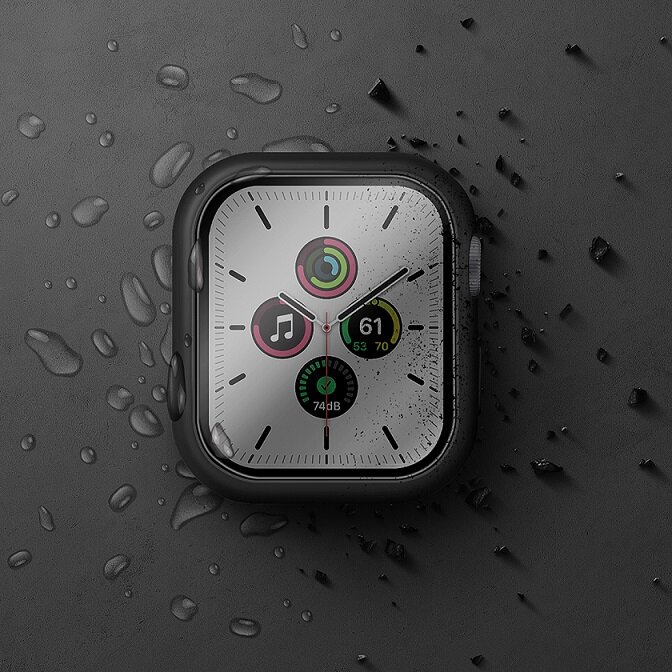 Apple Watch z czarną obudową, kroplami wody i czarnym tłem.