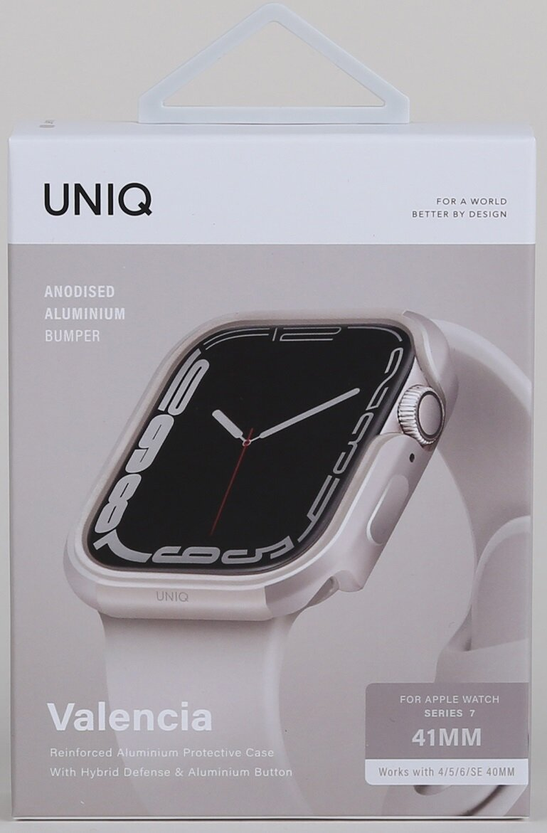 Etui na Apple Watch Series 7 w pudełku. Jest białe i ma logo UNIQ.