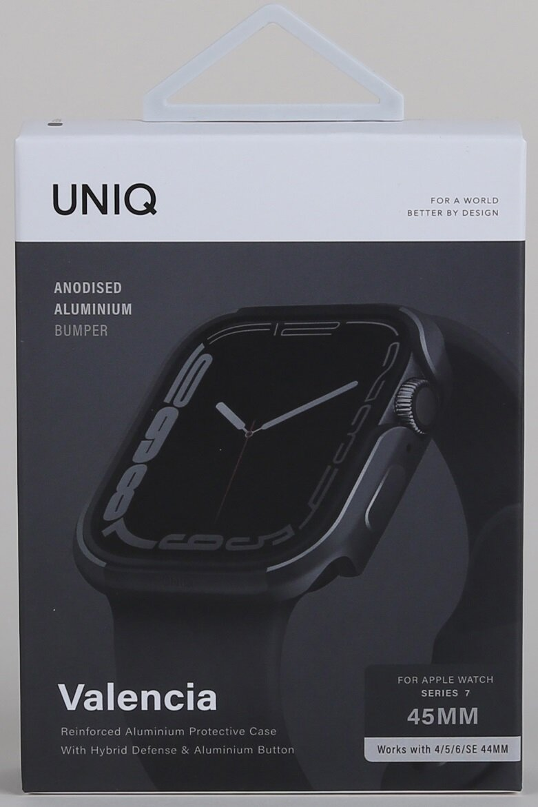 Czarna koperta zegarka z czarnym zegarkiem na pudełku. Białe tło.