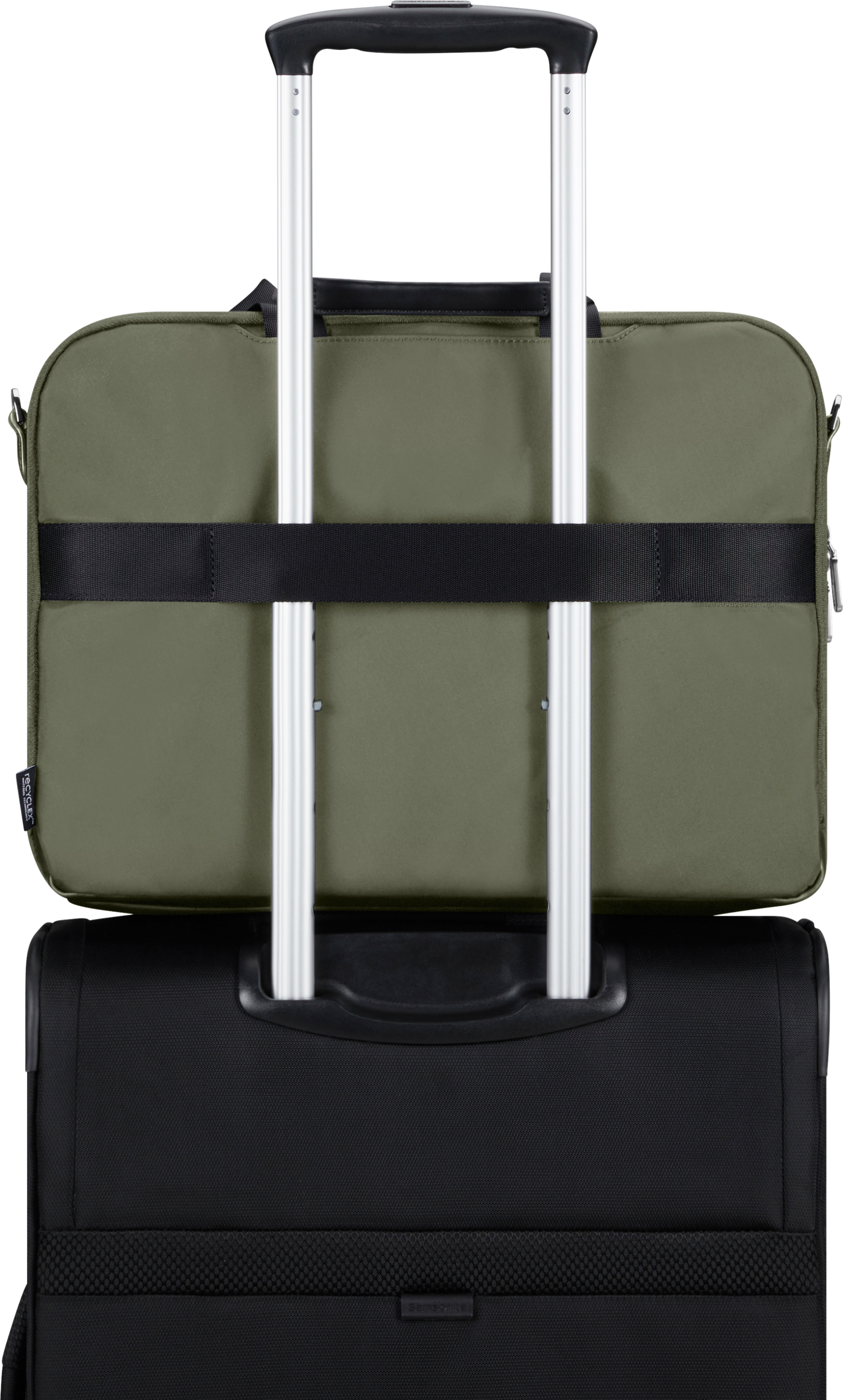 Eine grüne Reisetasche oben auf einem schwarzen Koffer, mit ausgezogenem Griff.