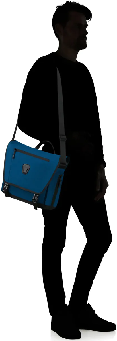 Eine Person, die eine blaue Umhängetasche trägt.