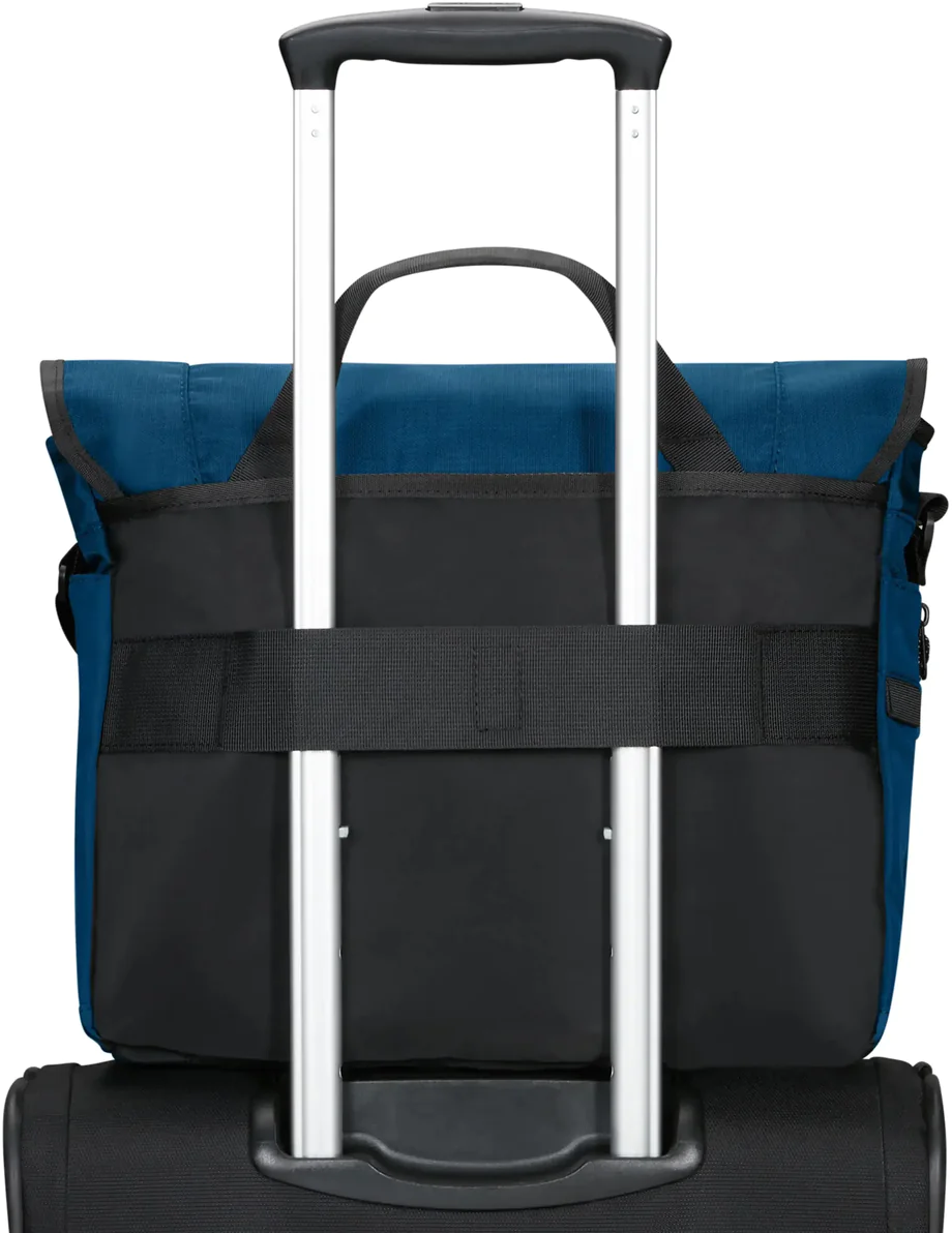 Eine blaue und schwarze Reisetasche, die an einem Rollkoffer befestigt ist, von hinten gesehen.