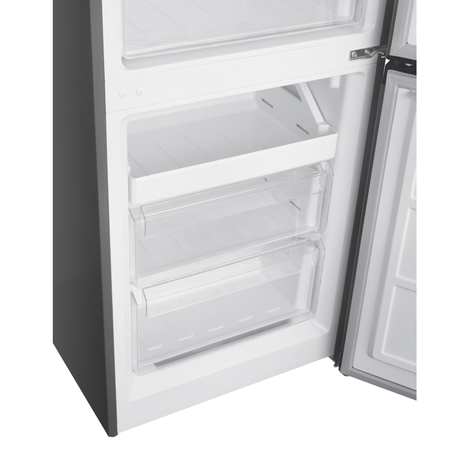 Interior de un refrigerador blanco con tres cajones transparentes.