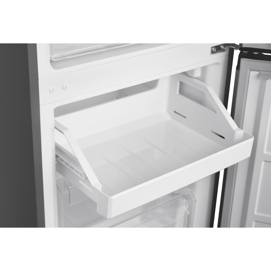 Cajón de refrigerador blanco extraído, vacío, dentro de una nevera.
