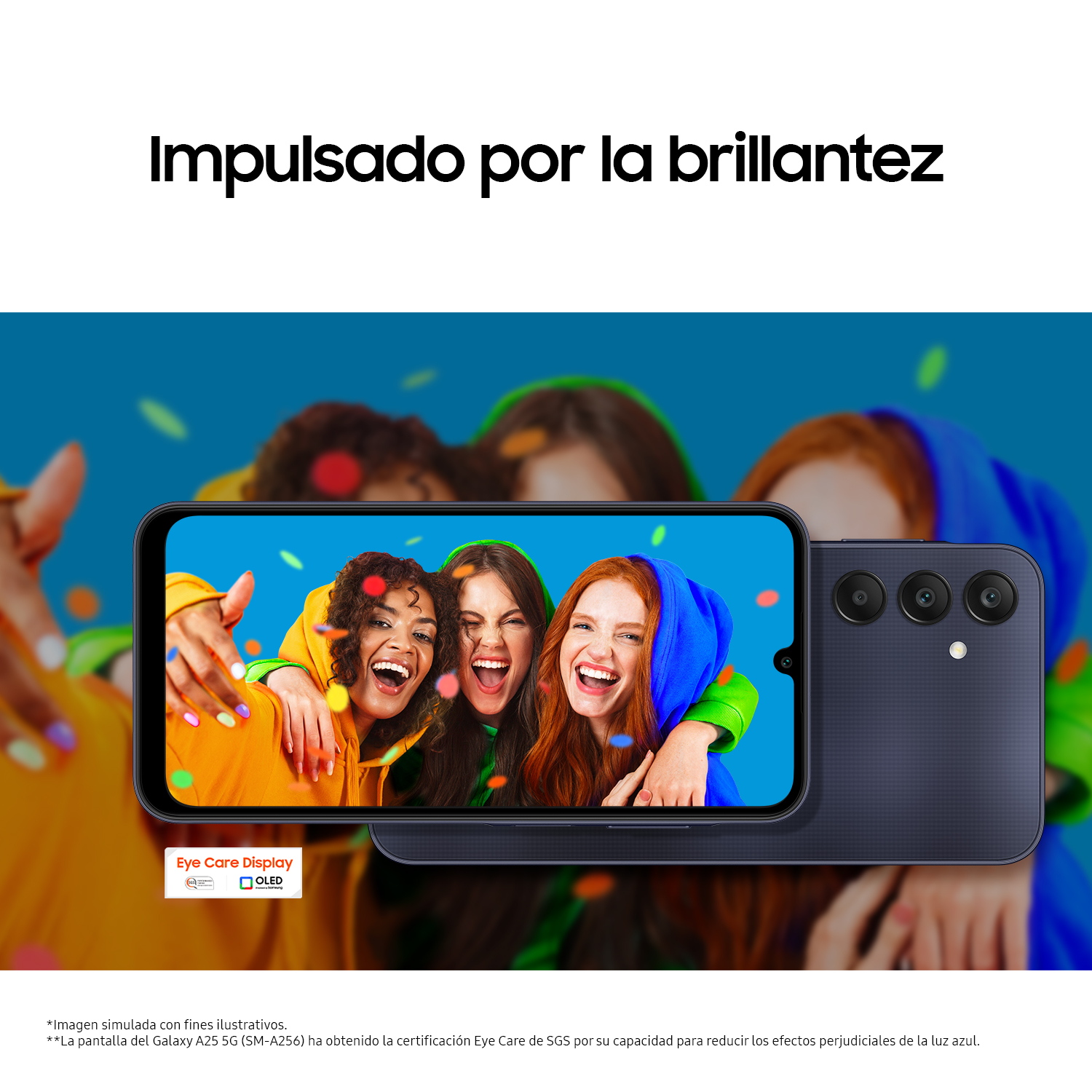 Una pantalla de teléfono que muestra a tres personas sonriendo y abrazándose. El teléfono es azul oscuro y tiene tres cámaras.