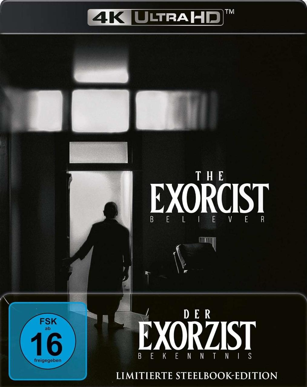 Filmcover: Der Exorzist: Bekenntnis, mit einer Silhouette in einem Türrahmen.
