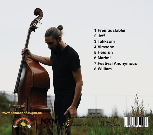 Mann mit Kontrabass im Freien; Songliste auf der rechten Seite.