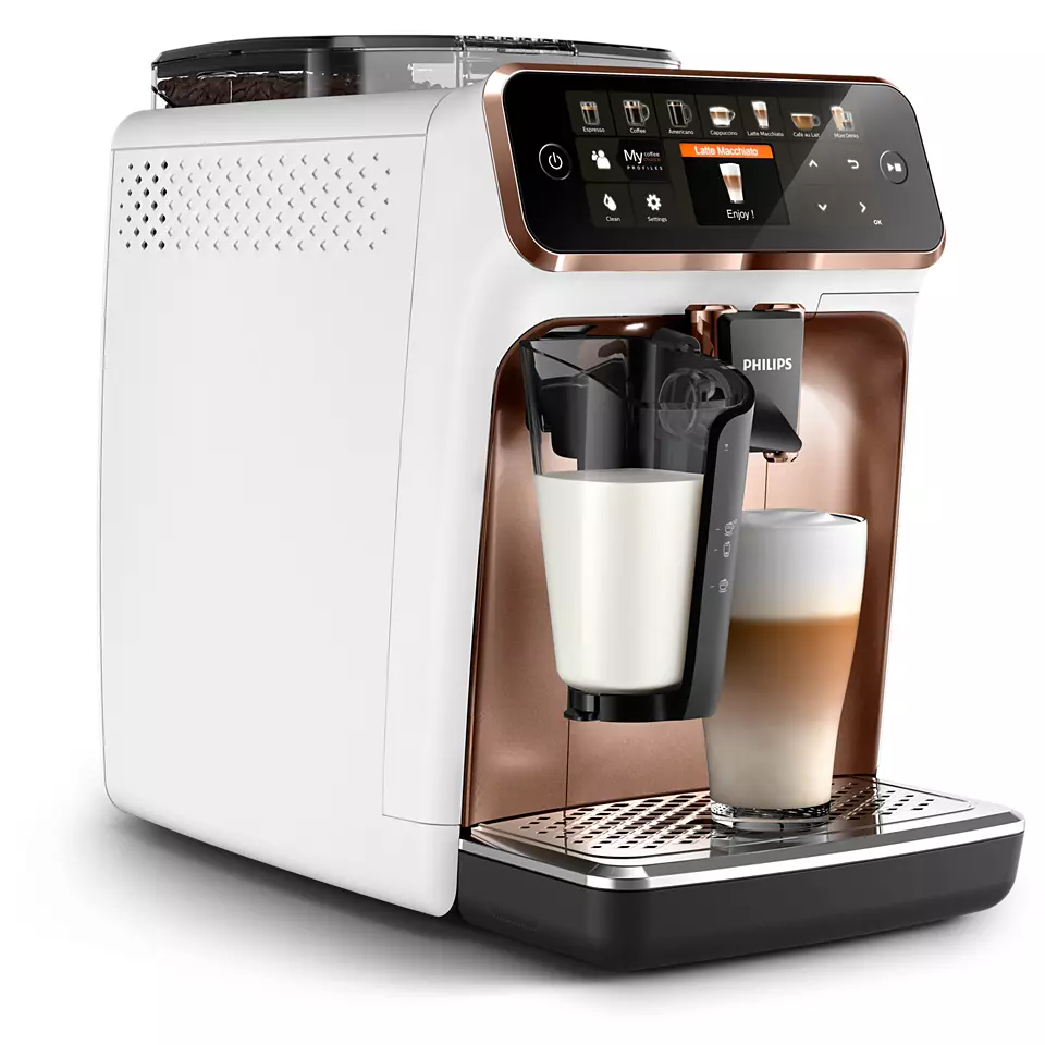 Weiße und bronzefarbene Kaffeemaschine. Zwei Gläser, eines mit Milch, das andere mit geschichtetem Kaffee.