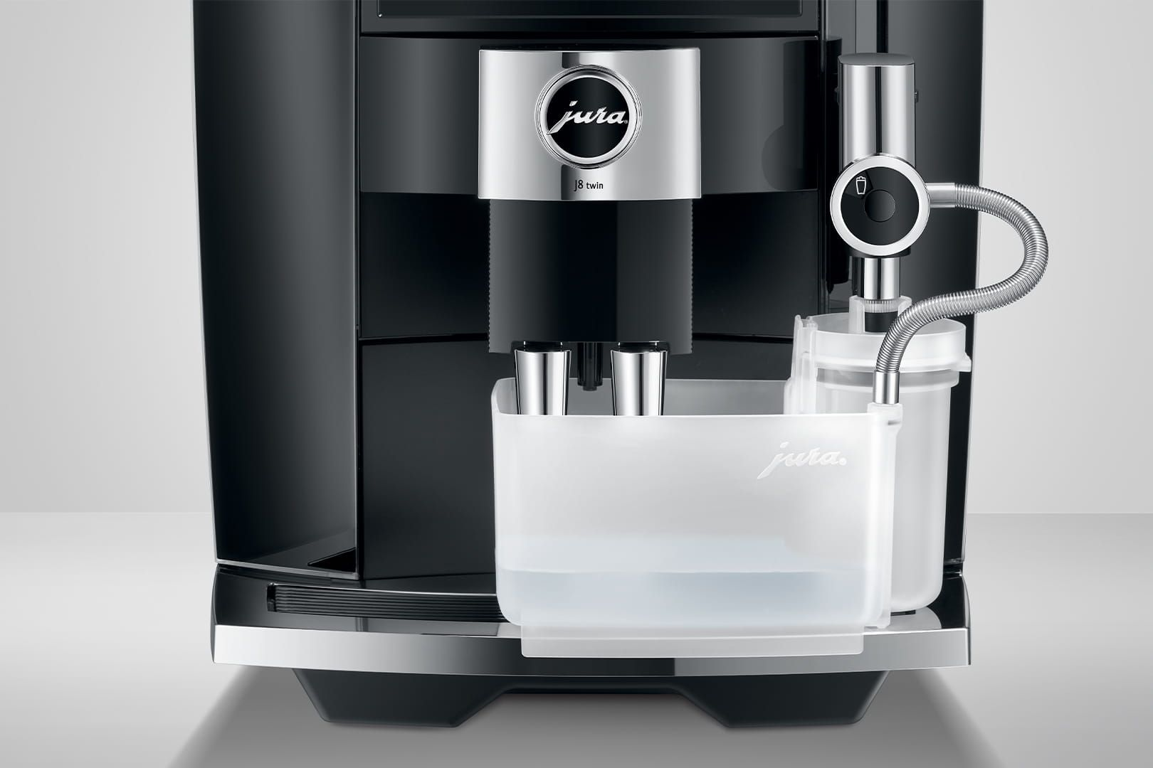 Schwarze Jura Kaffeemaschine. Sie hat einen Wassertank, zwei Tassenhalter und das Jura-Logo.