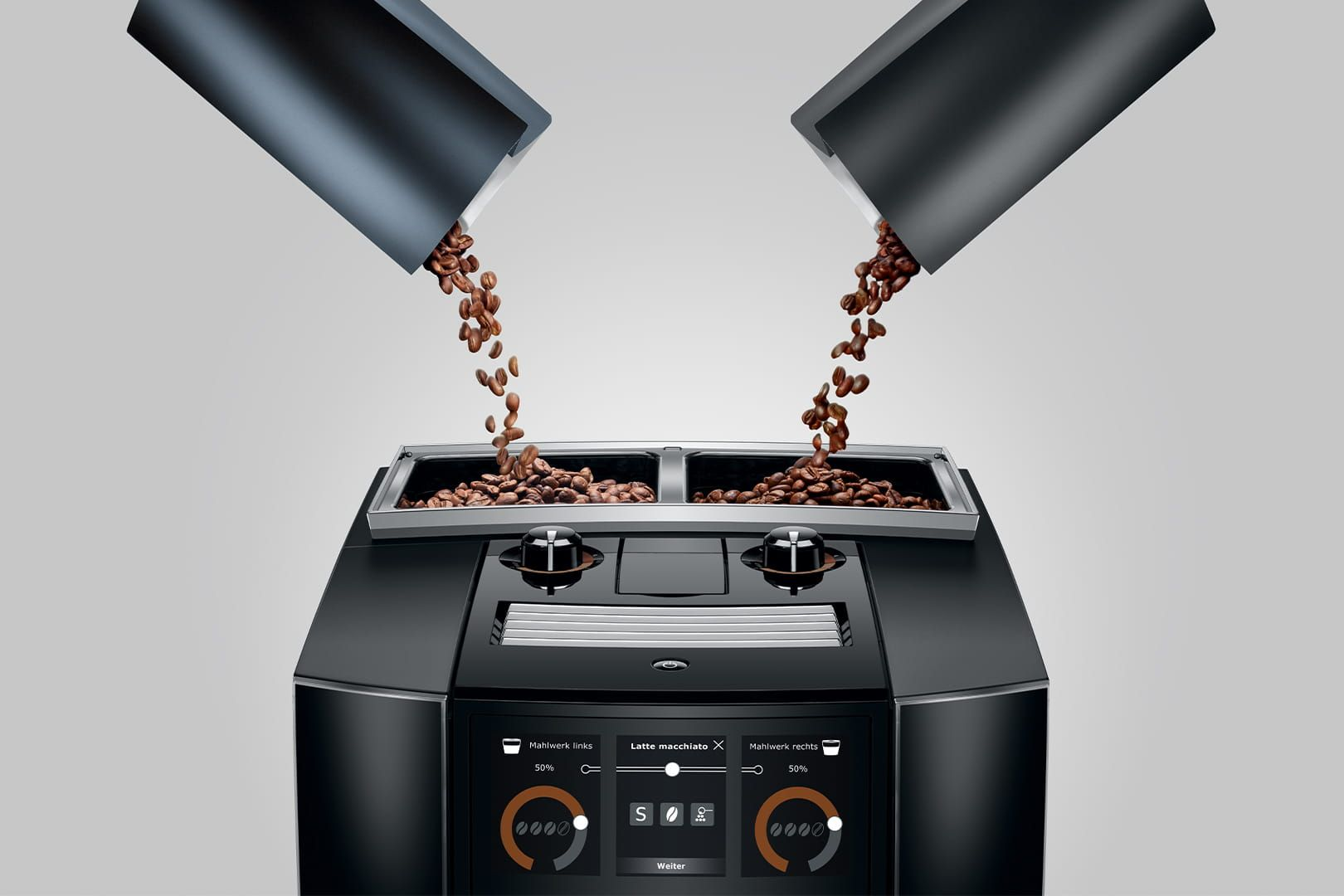 Kaffeebohnen fließen in eine Kaffeemaschine. Die Maschine ist schwarz.