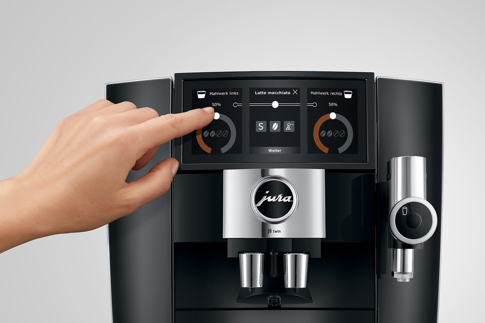 Eine Person, die die Touchscreen-Oberfläche einer Kaffeemaschine berührt.