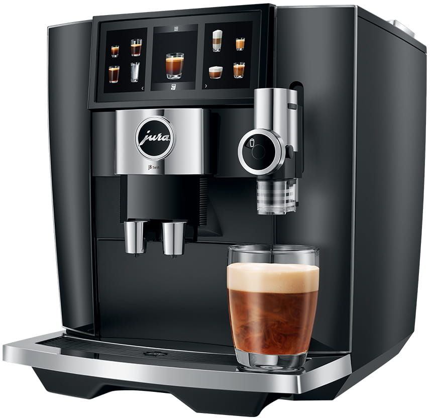 Eine schwarze Jura Kaffeemaschine mit einem Glas Kaffee davor. Sie hat ein Display.