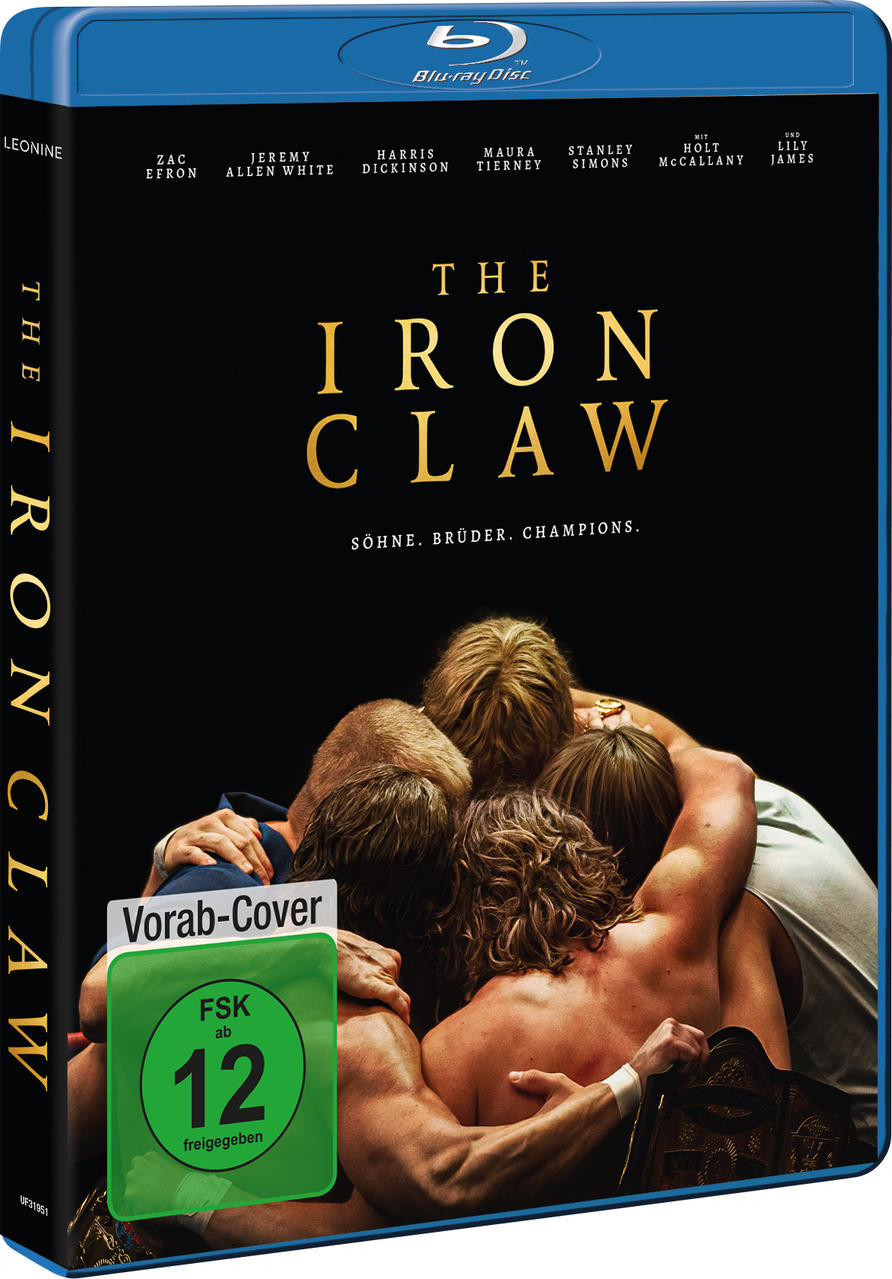 Blu-ray-Cover von 'The Iron Claw'. Männer umarmen sich. Schwarzer Hintergrund.