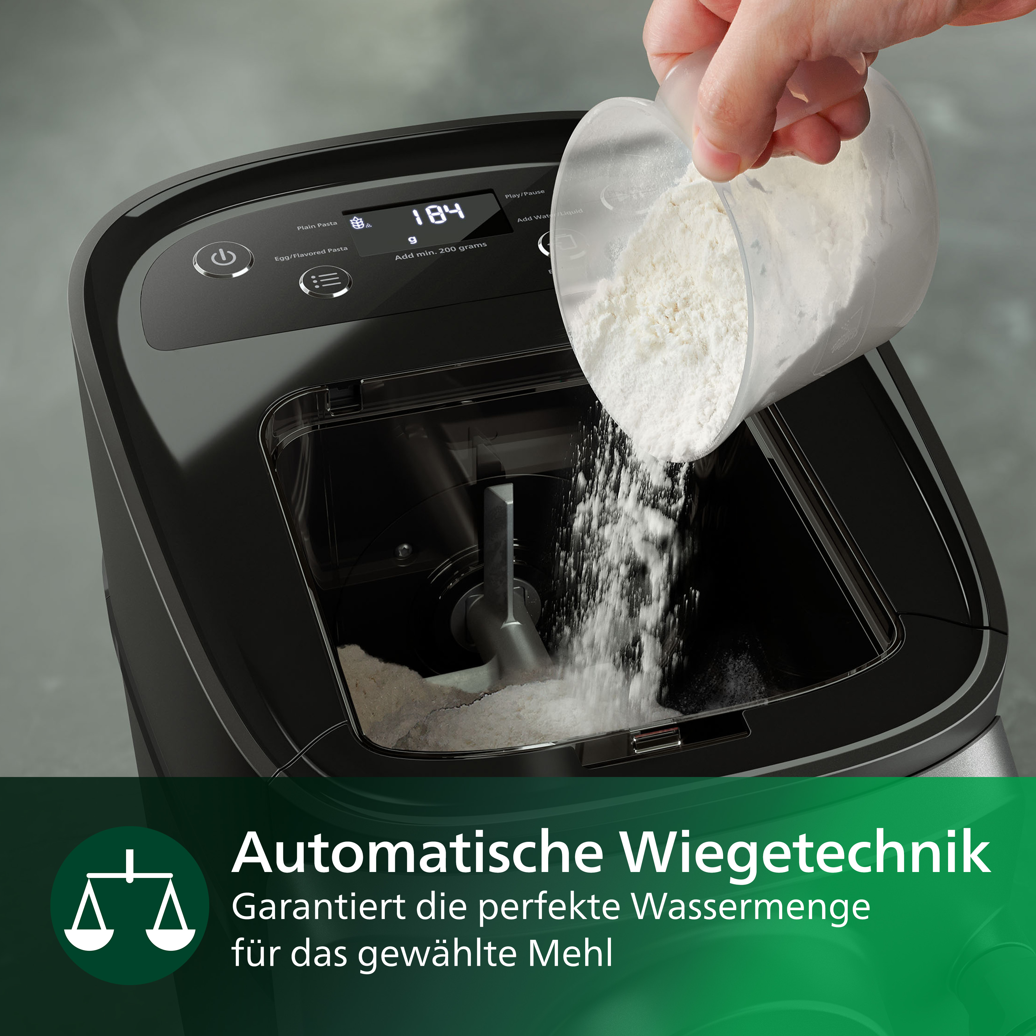 Eine Person gießt Mehl in eine Nudelvormaschine. Text: Automatische Wiegetechnik.
