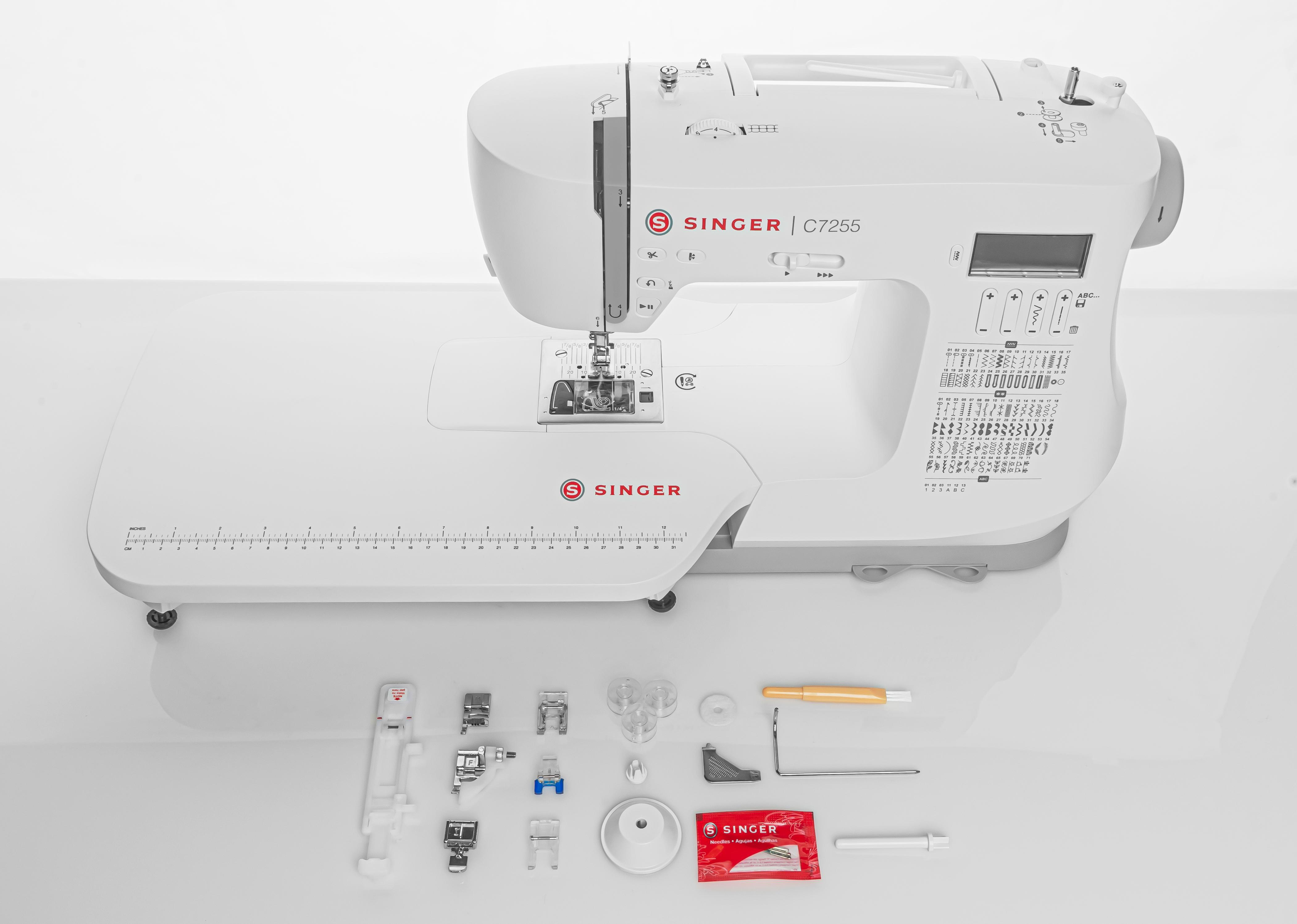 Weiße Singer-Nähmaschine mit Zubehör. Die Maschine hat eine Tischplatte, eine Nadel und Bedienknöpfe.