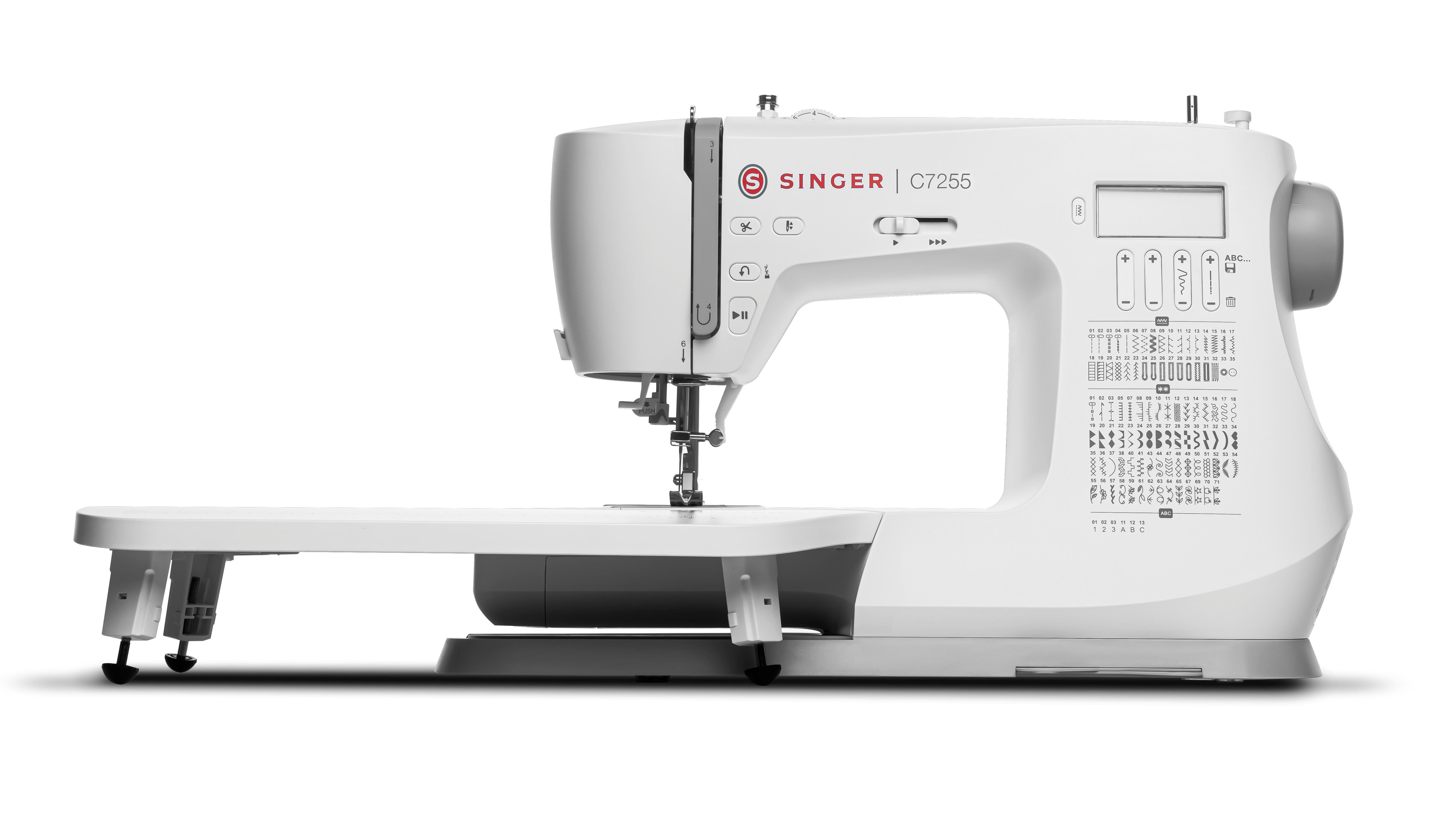 Weiße Nähmaschine mit Tisch und weißem Hintergrund.