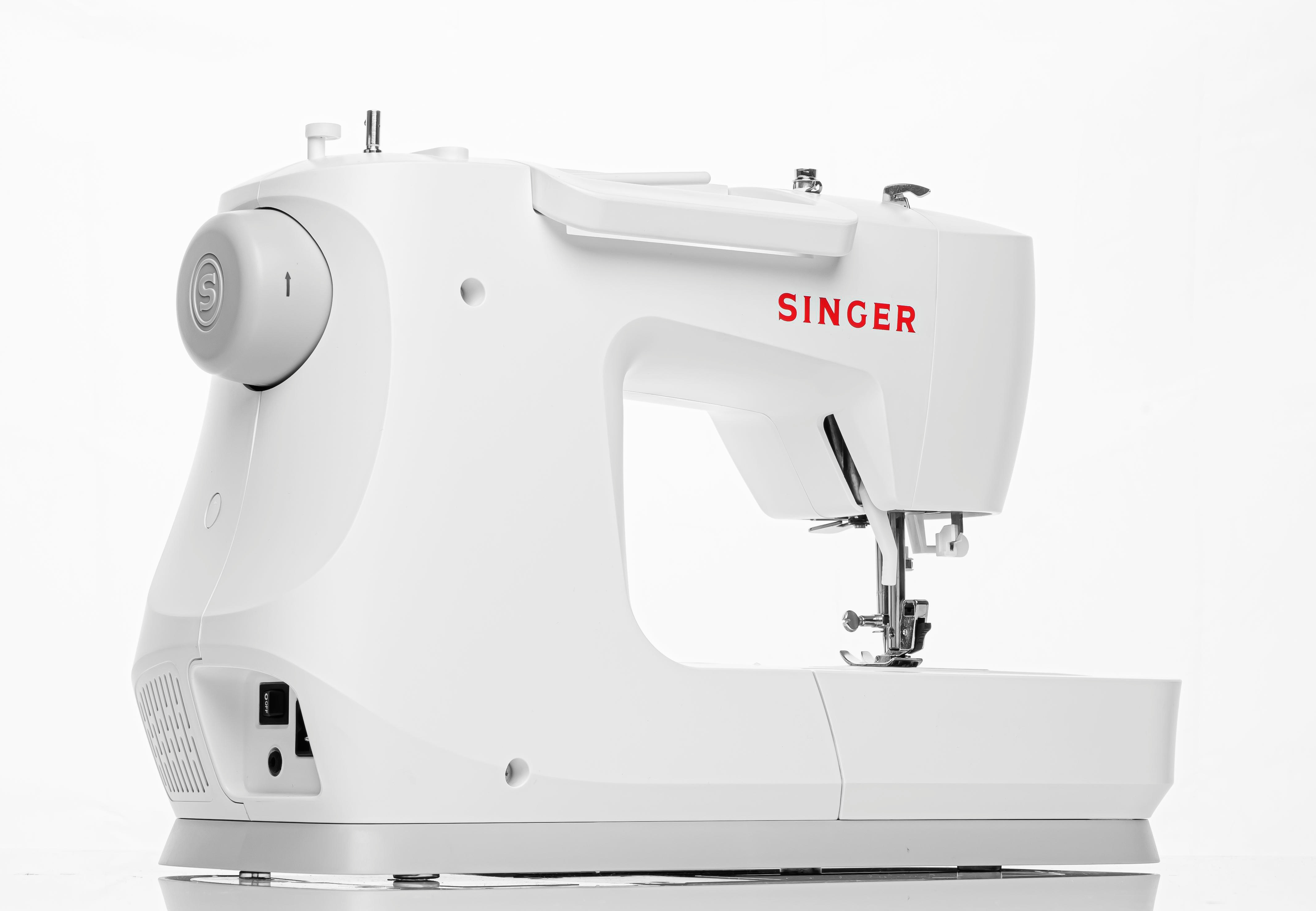 Weiße Singer-Nähmaschine. Das Wort SINGER ist rot auf der Vorderseite gedruckt.