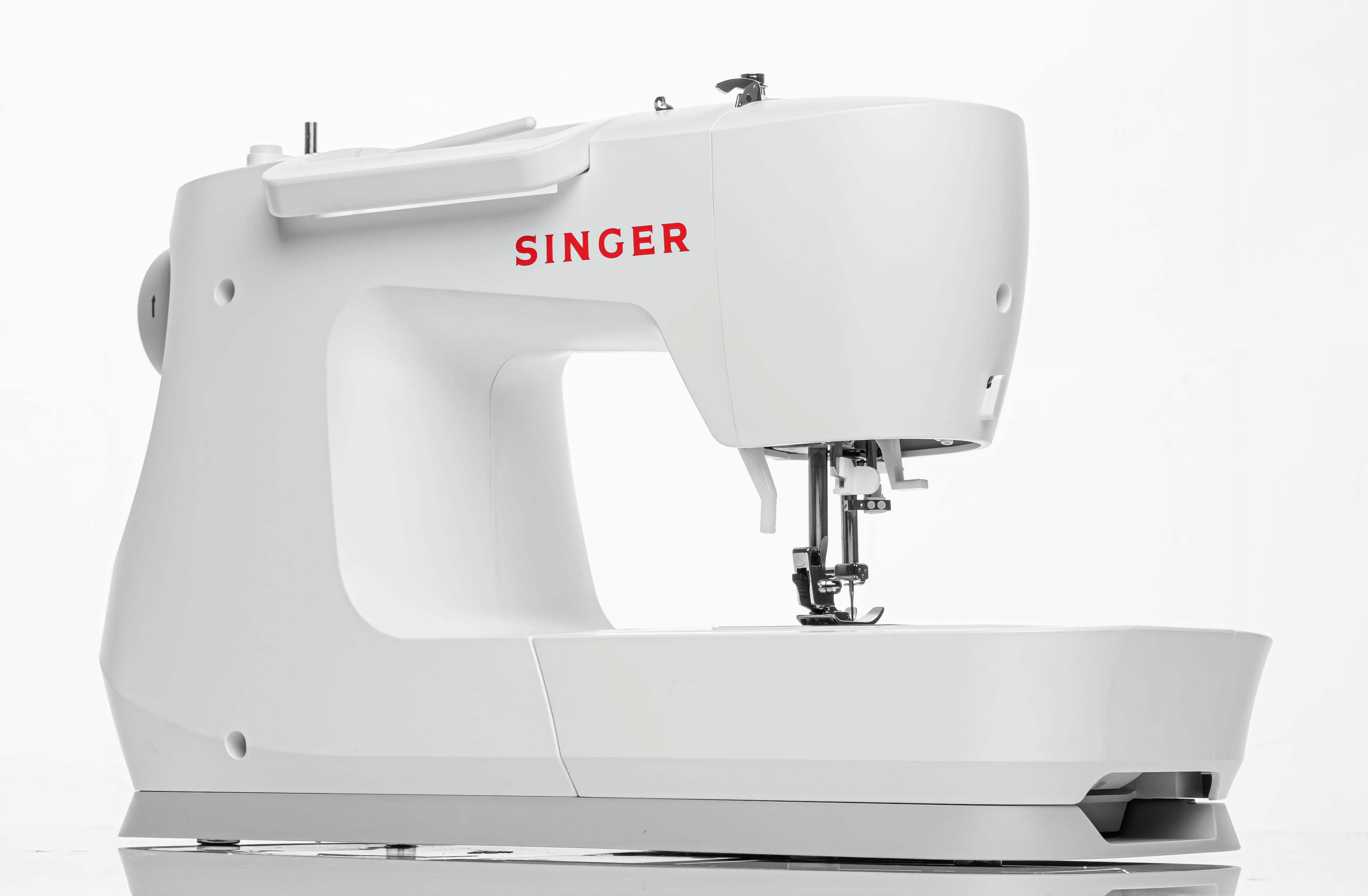 Eine weiße Singer Nähmaschine auf weißem Hintergrund.