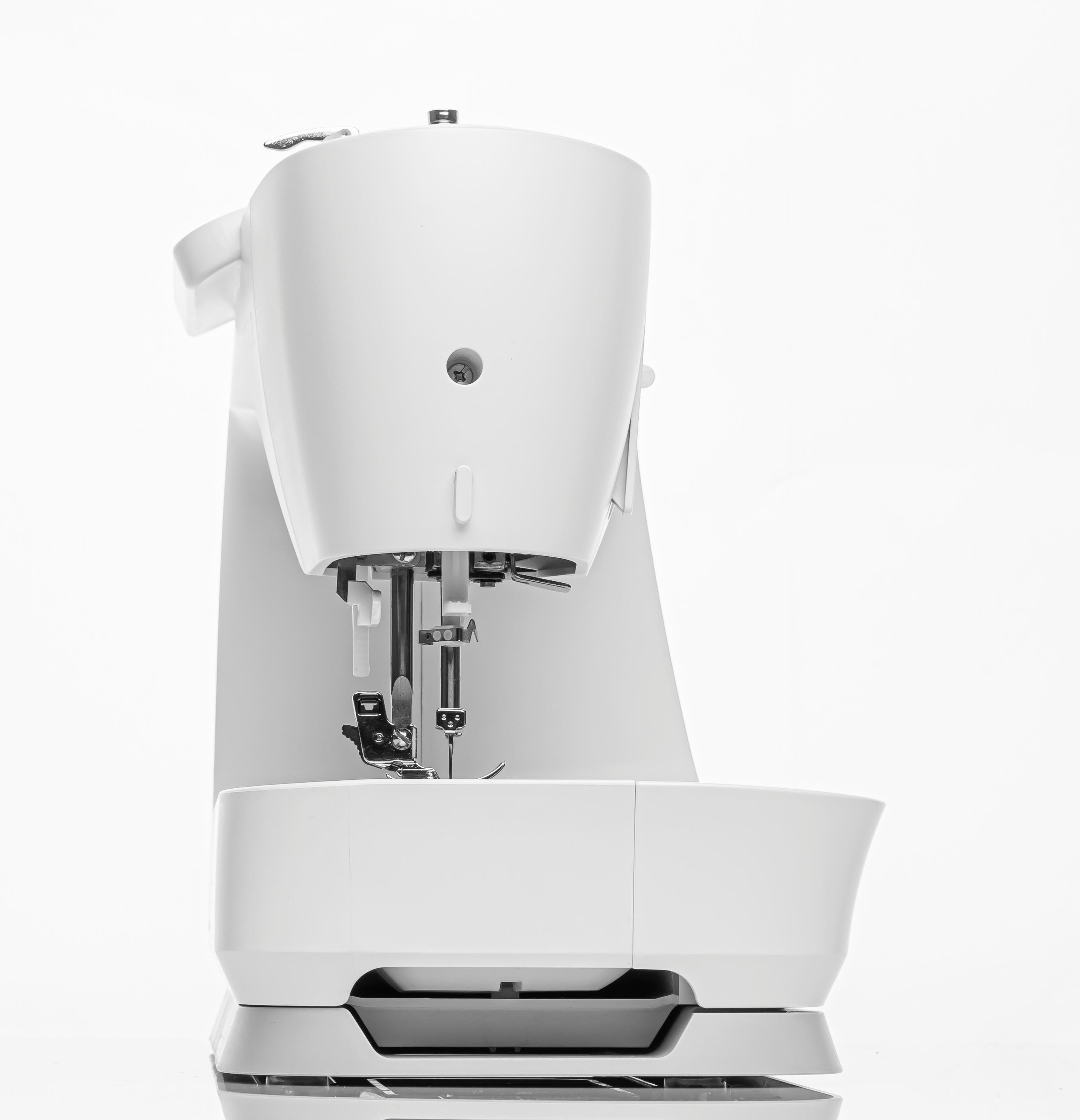 Weiße Nähmaschine, Vorderansicht, mit hellem Hintergrund.